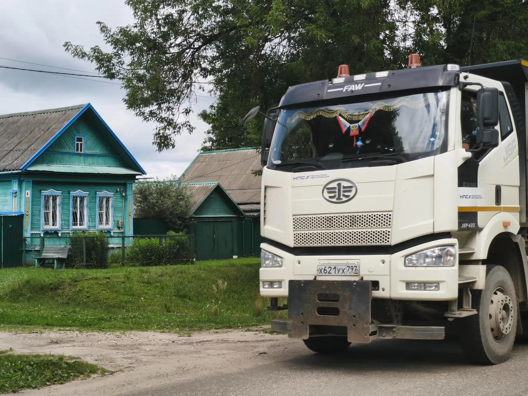 Часть жителей лишилась жилья, другие прячутся от грузовиков и готовятся к жизни рядом с поездами.