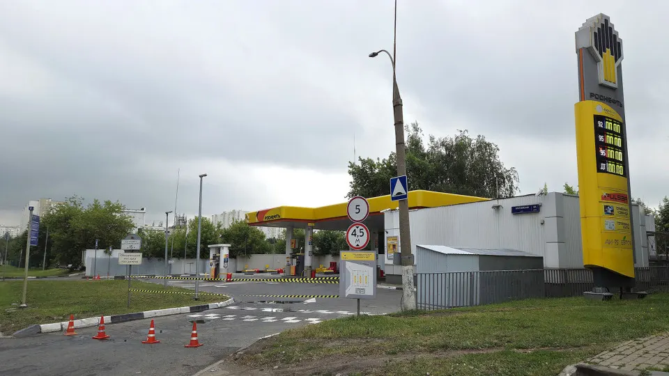 С начала года в стране закрылись сотни автозаправочных станций, переработка нефти упала, а регионы сталкиваются с дефицитом топлива и ростом цен.