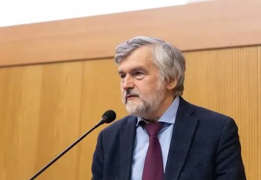 Главный экономист ВЭБа Андрей Клепач уволен на фоне заявлений о темпе экономического роста России и отставании страны.