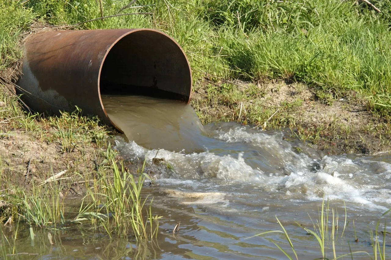 Законопроект Единой России об освобождении водоканалов от платы за вред природе при сбросе сточных вод обсуждается в Госдуме; Минприроды намерено доработать идею, Счетная палата критически оценивает её.