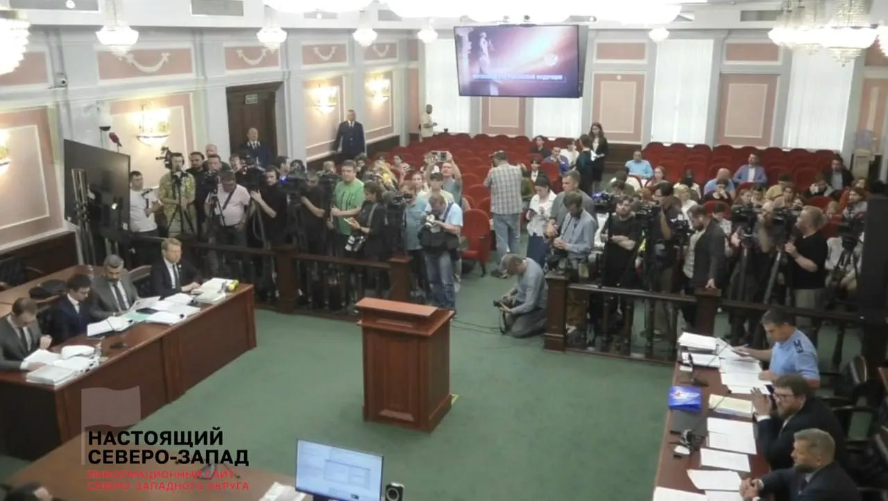 Судебное заседание может повлиять на регистрацию федерального списка «Яблока»; в зале почти полностью участвуют стороны процесса и журналисты, вокруг скопились сотни людей.