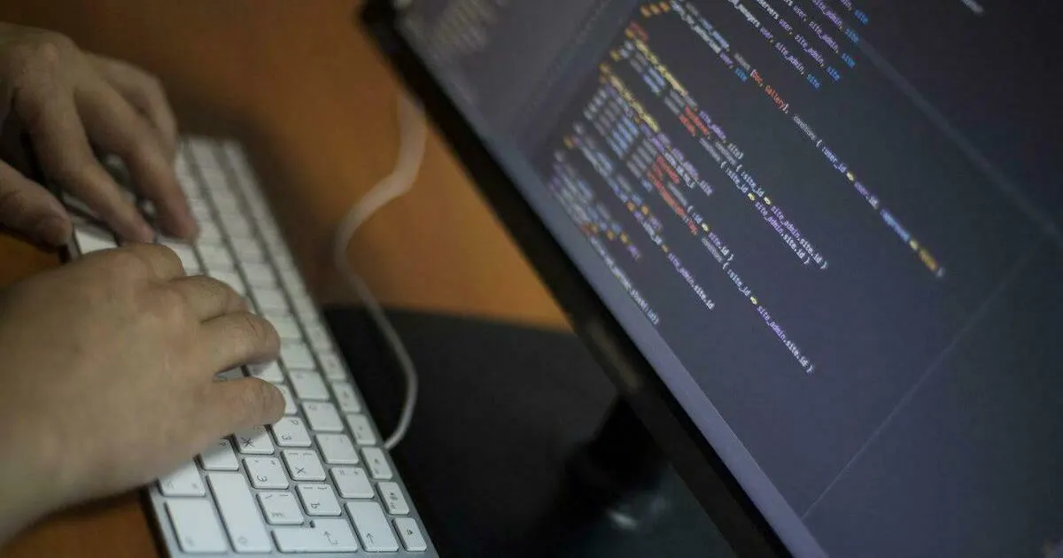 Мошенники убеждают учителей зарегистрироваться на якобы платформе для ежедневного ввода данных об успеваемости и требуют подтверждения через Госуслуги.