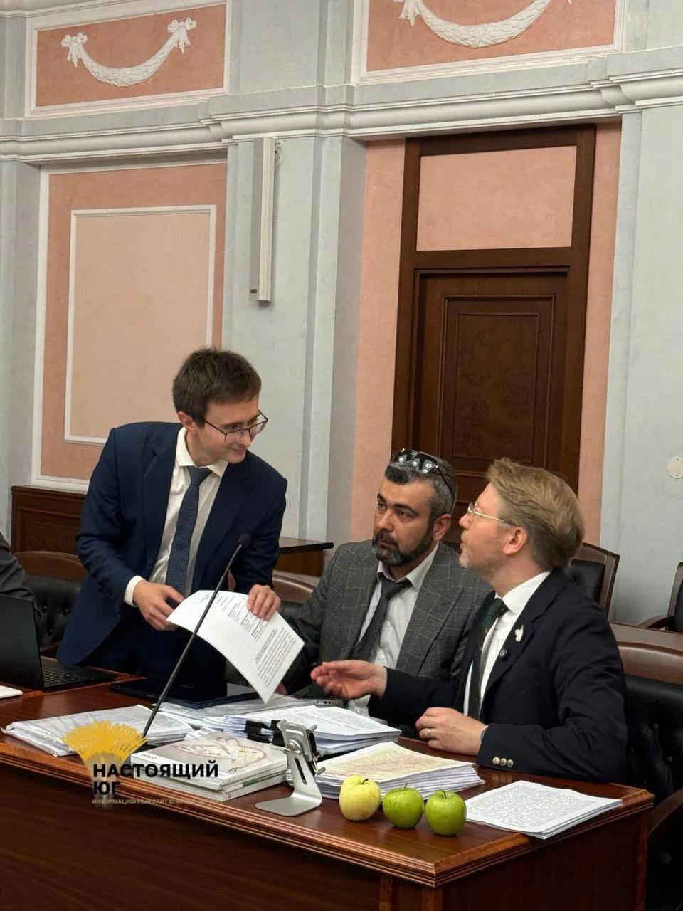 На заседании Верховного суда представитель избиркома сообщил о нарушениях в агитации и правах интеллектуальной собственности, включая спорную цитату и нарушение условий использования OpenAI; бюллетень с участием партии уже утверждён, но решение суда может повлиять на его печать.