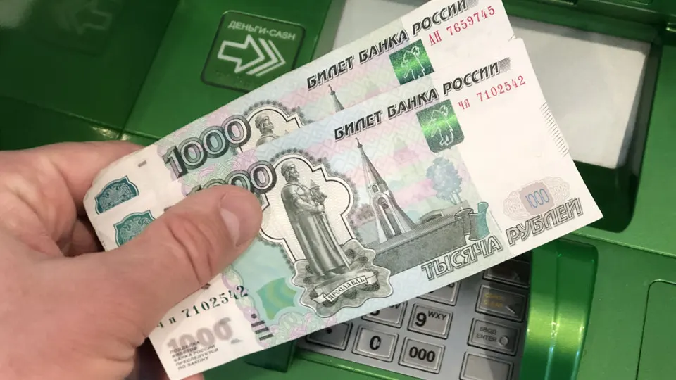 МВД призывает установить суточные и месячные лимиты на снятие наличных и переводы по номеру телефона; банки обсуждают ограничения онлайн‑операций ночью. В материалах приведены данные о росте наличности и объемах краж в банковской системе.