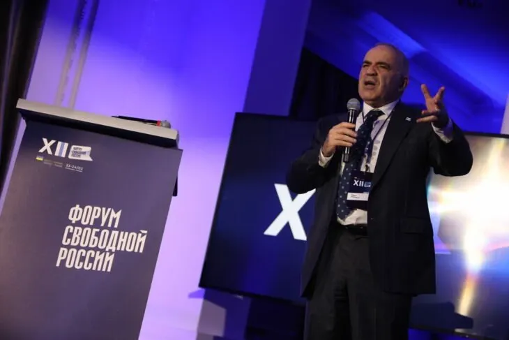 Заявление объединения, созданного Гарри Каспаровым и Иваном Тютриным, о предстоящих выборах в Госдуму называет голосование фарсом и видит в нём иллюзию реальной конкуренции.