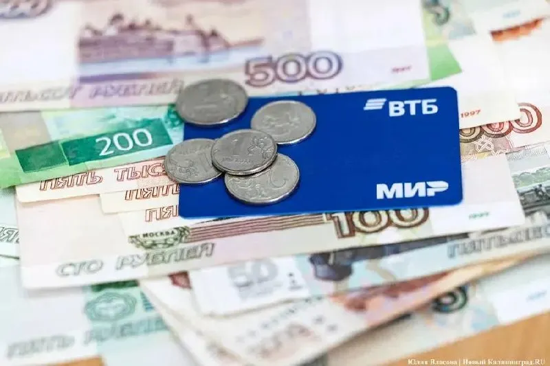 Банк России заявил, что все системно значимые банки подготовлены к внедрению третьей формы национальной валюты; в дальнейшем банки смогут открывать кошельки цифрового рубля на собственном балансе, предлагая депозиты и кредиты в новой валюте.