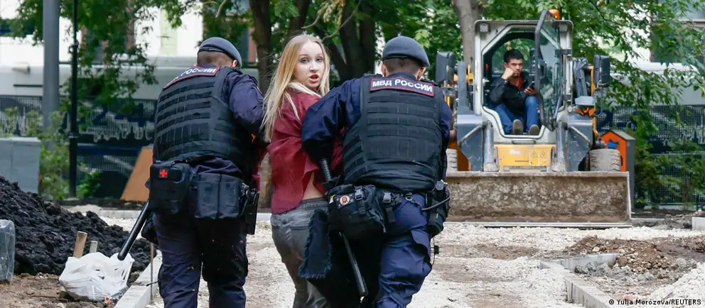 Суд рассматривает апелляцию партии Яблоко на недопуск к выборам; у здания суда задержали десятки протестующих, часть из которых несовершеннолетние.
