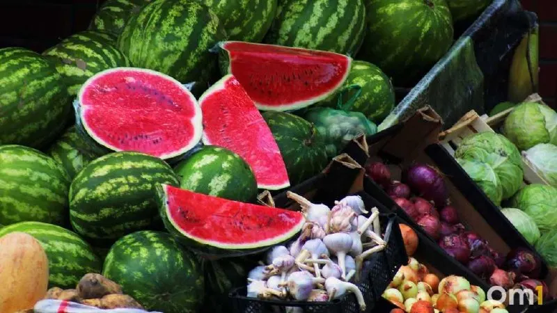 Разрезанные арбузы и дыни могут стать источником вредных микроорганизмов из-за повреждений. Покупайте бахчевые только в официальных местах торговли; продажа вдоль дорог запрещена.