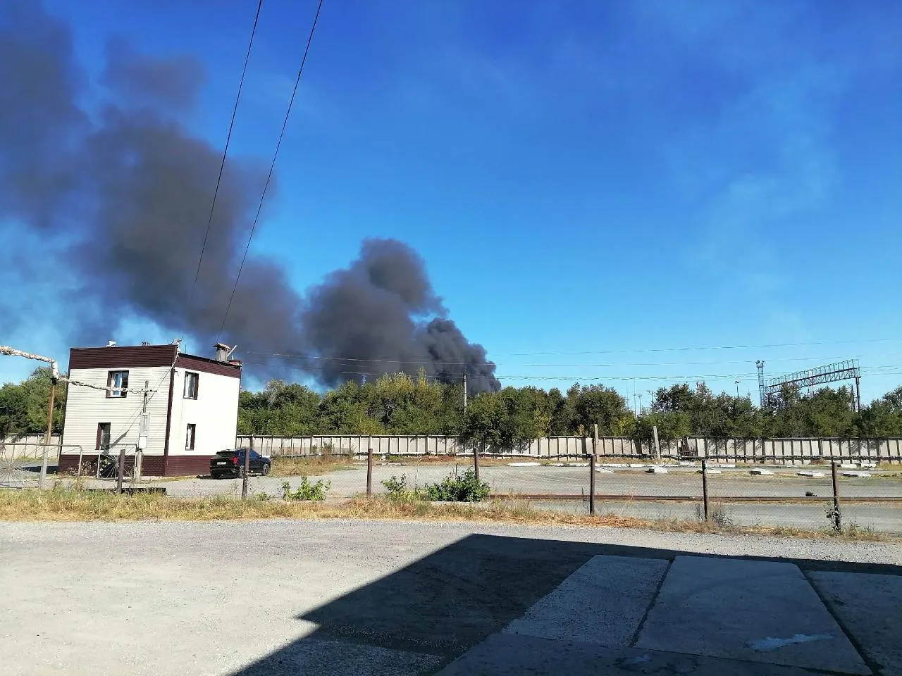 Сразу несколько регионов Урала оказались под ударом: граждан призывали оставаться дома, сообщались перебои в интернете, а в Орске зафиксирован пожар на НПЗ после атаки БПЛА.