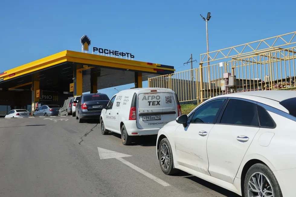 Рост цен на бензин в десятках регионов и введение лимитов на продажу топлива. Кризис влияет на экономику и поставки по всей стране.
