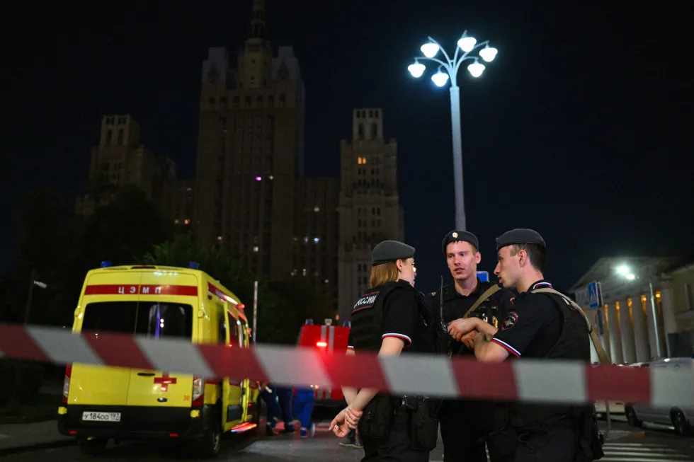 В московском ресторане произошёл взрыв: есть погибшие и раненые, расследование рассматривает версию теракта. Продолжаются следственные мероприятия и анализ видеоматериалов.