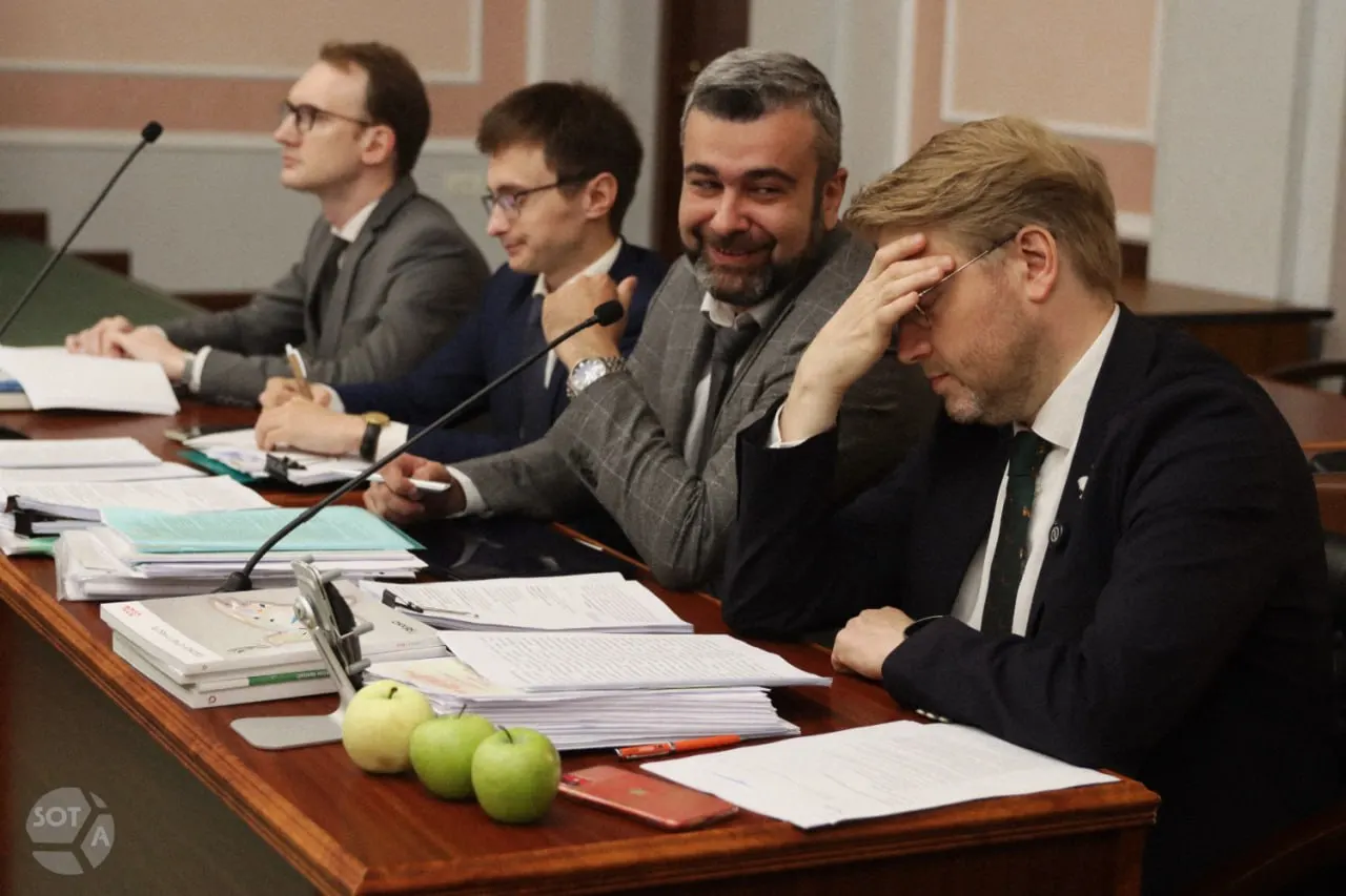 Иск к партии «Яблоко» рассматривается Верховным судом и затрагивает вопросы агитации в соцсетях, нарушение авторских прав и призывы к миру, а также расходование средств на кампанию.