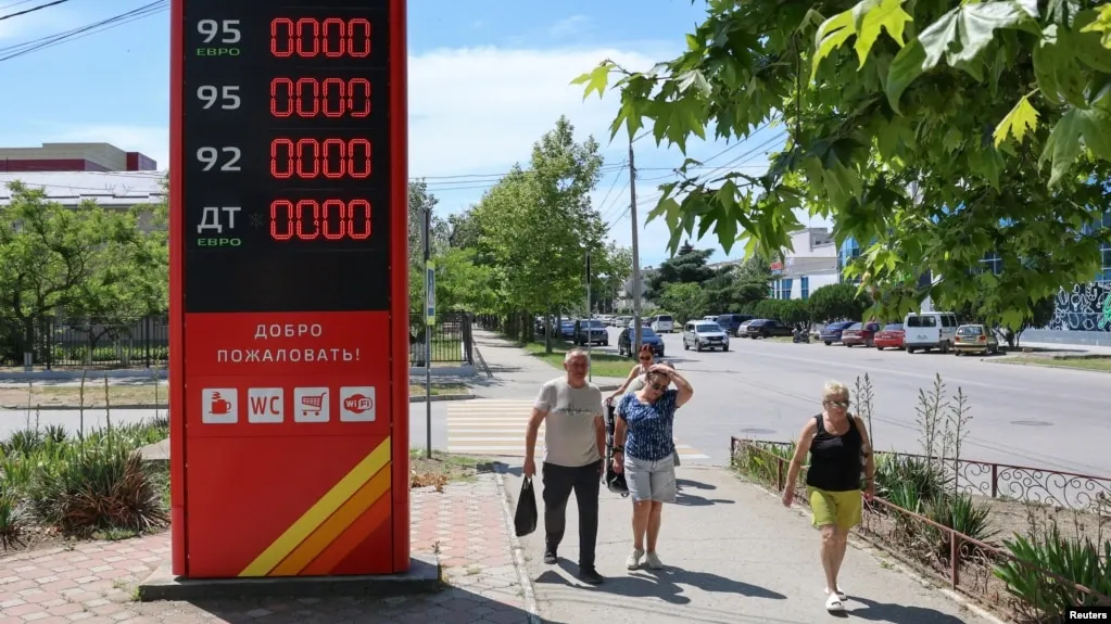 В регионе Краснодарского края произошли перебои с поставками топлива: очереди на заправках растягиваются, бензина почти нет, вводятся ограничения на продажу бензина и меры по ограничению канистр.