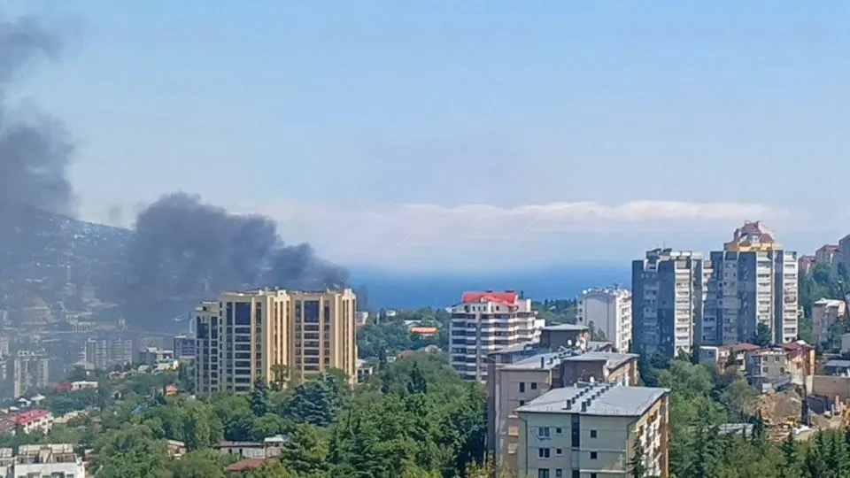 Украинские беспилотники атаковали ялтинское побережье, вызвав пожар возле заведения на набережной; власти призвали жителей соблюдать меры безопасности.