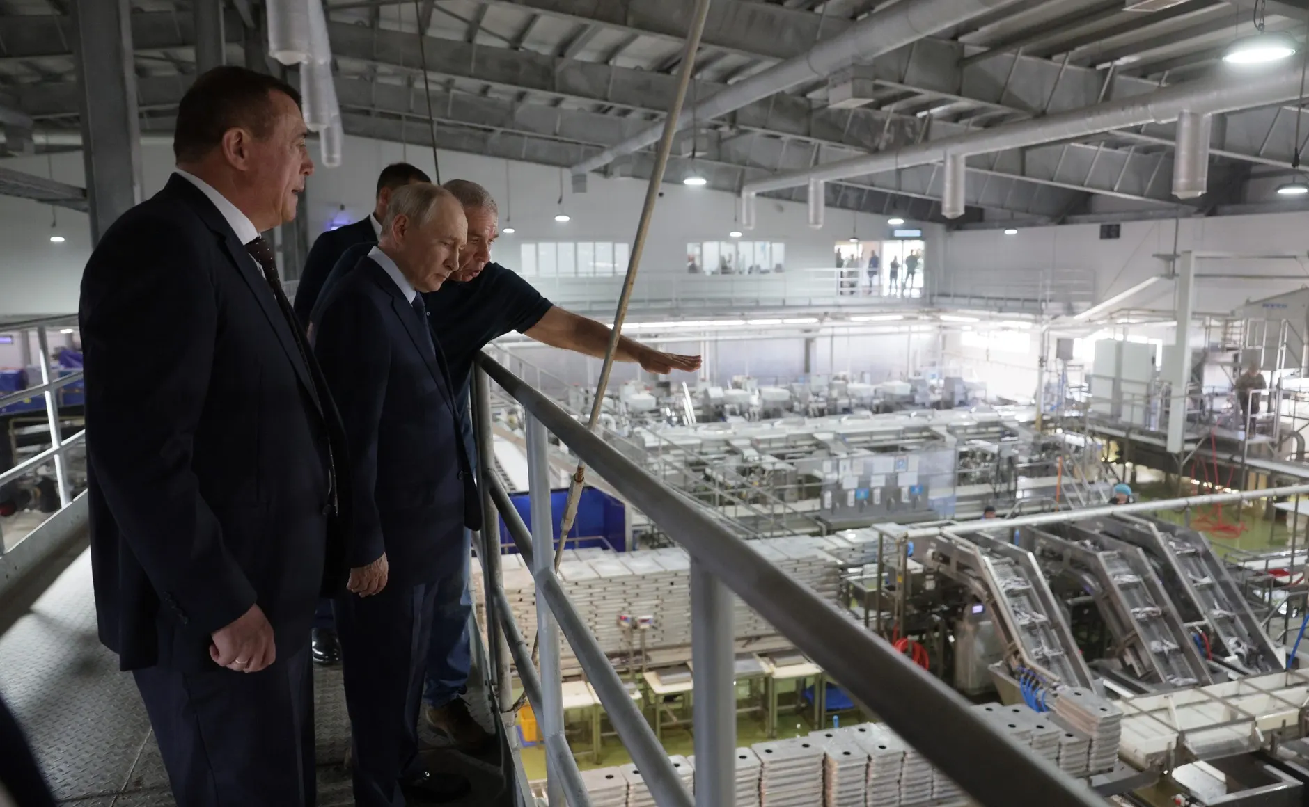Владимир Путин впервые за длительный срок посетил Курильские острова, включая Итуруп, что вызвало новый виток дипломатических обсуждений между Россией и Японией по мирному договору.