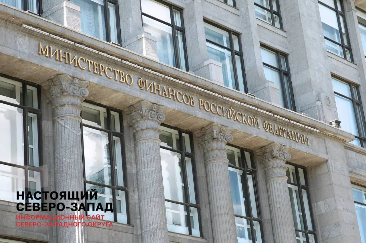 В рамках нового бюджетного пакета на 2027–2029 годы рассматривается расширение ставки НДФЛ до 22% для дивидендов, процентов по вкладам и доходов от ценных бумаг. По данным ведомства, изменения коснутся примерно 4 млн граждан; льготы для небольших вкладов сохранятся, а ветераны не окажутся под ударами реформ. Также обсуждается 15%-ный налог на прибыль ПИФов и рост ставки дивидендов для нерезидентов.