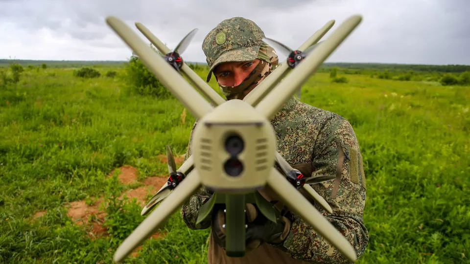 В рамках Московского военного округа формируются специальные отряды FPV‑перехватчиков из резервистов для защиты критически важных объектов и инфраструктуры по регионам округа; разворачиваются мобильные огневые группы и продолжается подготовка кадров.