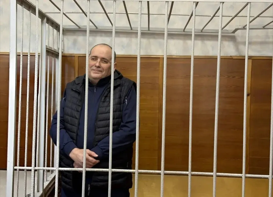 Бывшего чиновника признали виновным в получении крупной взятки; общий срок и штраф составляют почти 17 млн рублей.