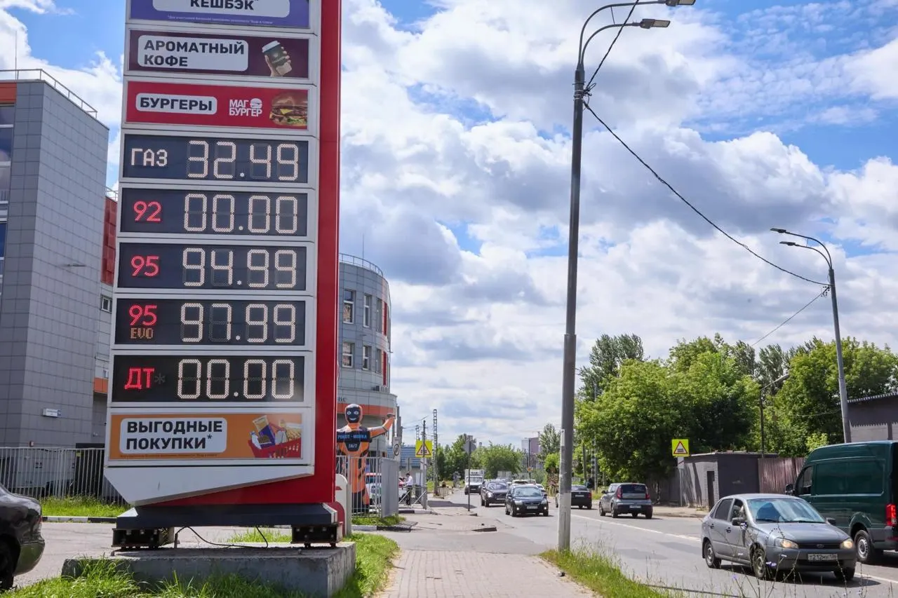 Федеральная антимонопольная служба расширяет проверки по росту цен на бензин и дизель по всей стране; в регионе Калмыкия регистрируются значительные повышения цен.