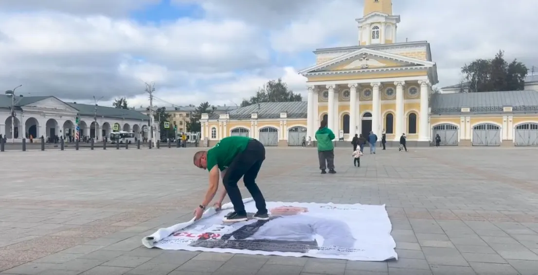 Кандидат от партии Яблоко разместил баннеры на площади города, заявив, что власти препятствуют равной агитации; полиция проводит проверку по делу массового мероприятия.