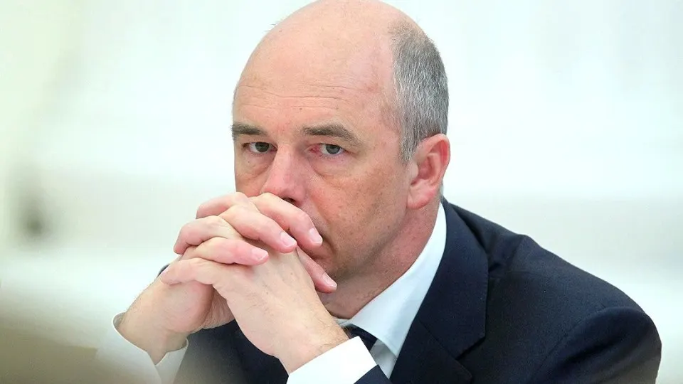 Расходы на оборону и рост бюджета приводят к значительному дефициту: по итогам года разрыв между доходами и расходами может составить около 3% ВВП, а в денежном выражении — порядка 6,9 трлн рублей.