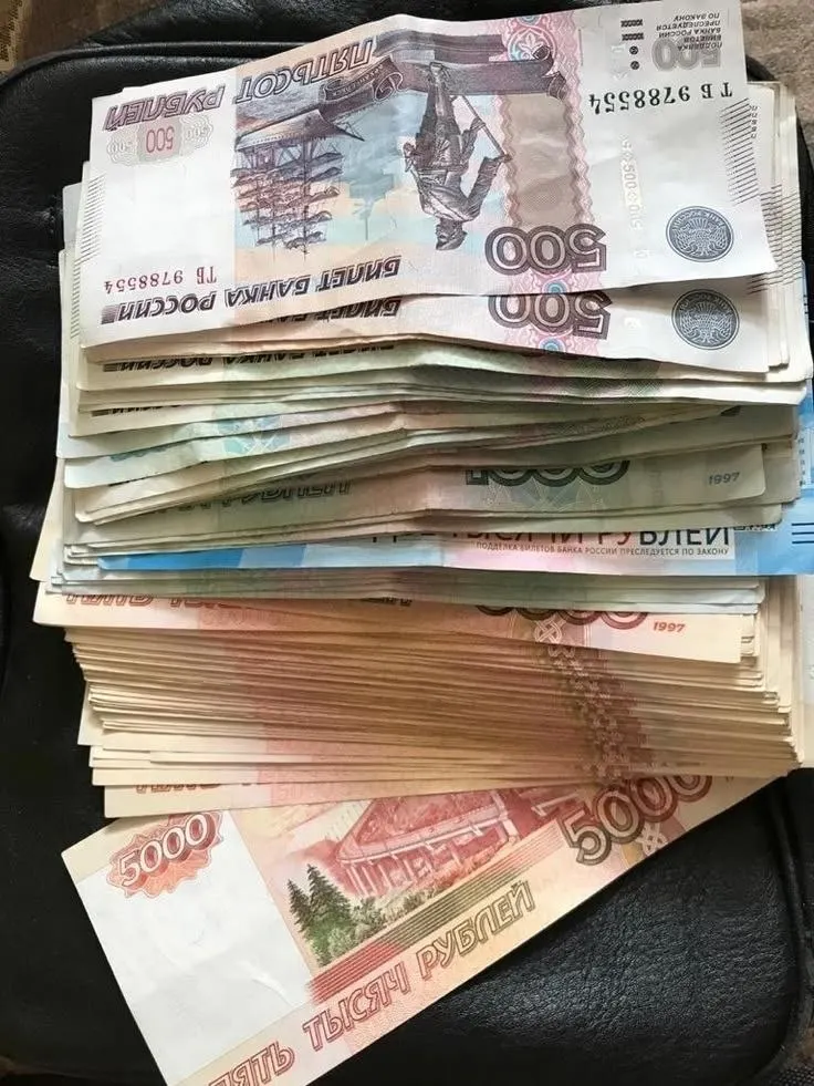 Депутаты предлагают выплачивать ежегодную премию, которую часто называют 13-й зарплатой, сначала для сотрудников бюджетной сферы; далее планируется расширение на остальных работников.