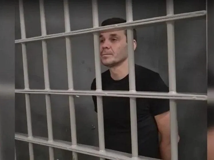 48-летний россиянин и гражданин Швеции Максим Артемов получил 14 лет колонии строгого режима по делу о госизмене; расследование и судебные решения сопровождались спорами вокруг доказательств и силовых действий.