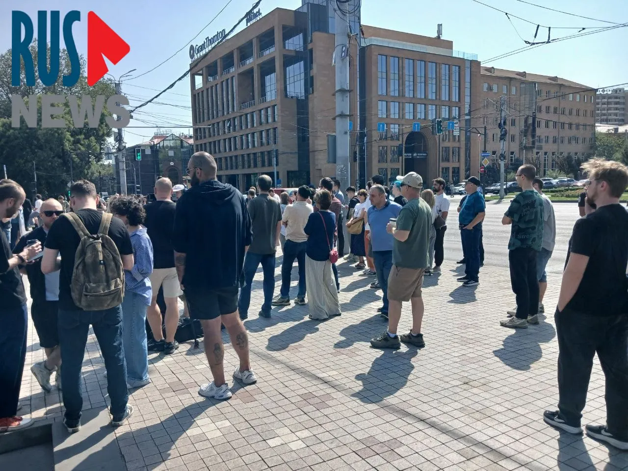 У входа в посольство РФ в Ереване собрались тысячи желающих проголосовать; рядом проходит митинг, участники которого держат плакаты и произносят пацифистские речи.